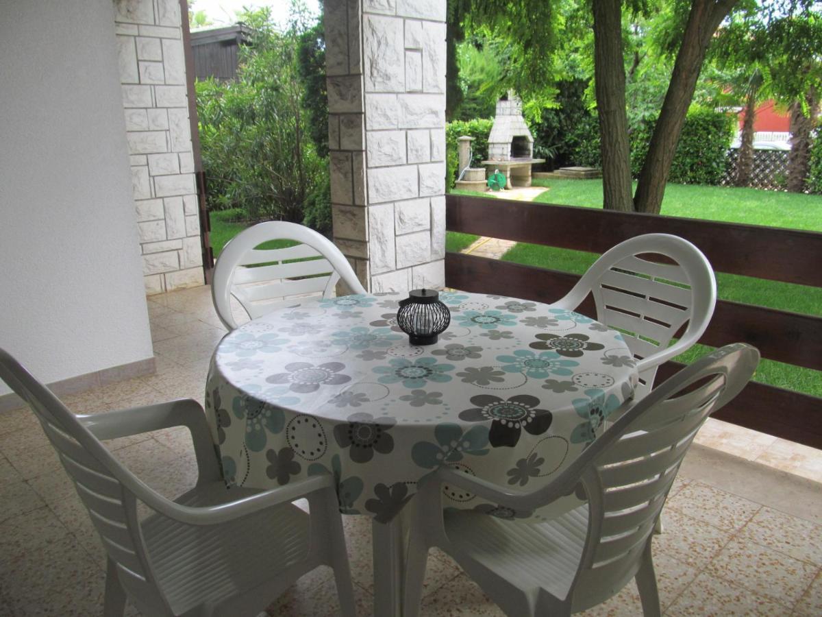 Apartments Zvezdica*** With Garden Zambratija  Exterior foto